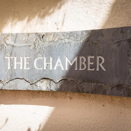 Daire Trembling Madness